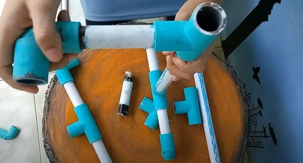 Cara membuat gantungan baju dari barang bekas yakni pipa pvc